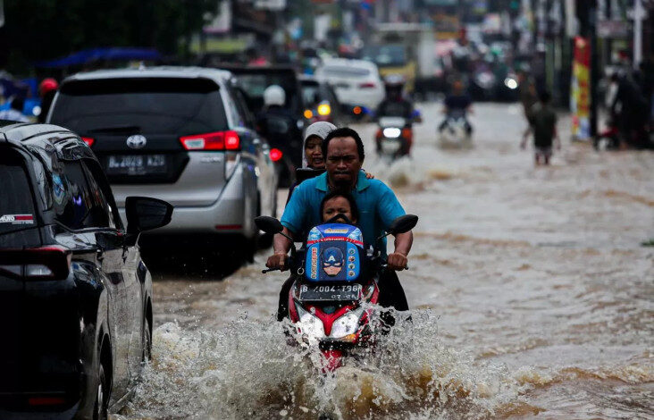 3 Cara Melintasi Banjir agar Kendaraan Tidak Mati Total