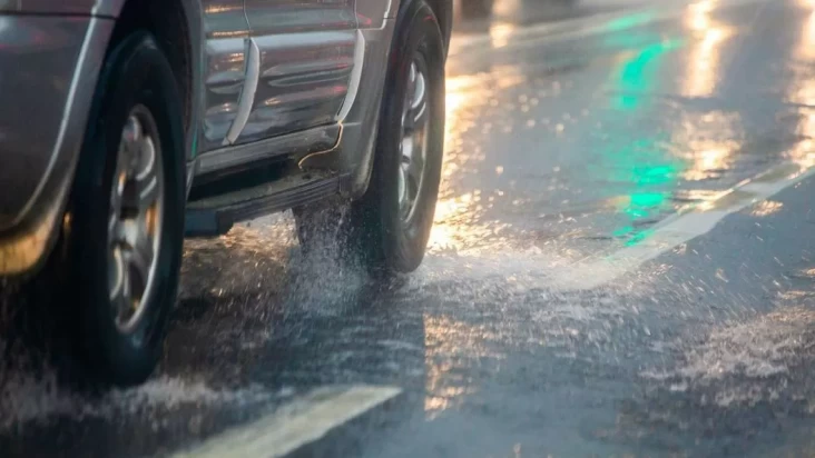 Aquaplaning: Ketika Mobil Menari pada Atas Air, Ancaman Tersembunyi di tempat area Musim Hujan