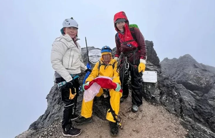 Keluarga Bagikan Foto Elsa Laksono kemudian Lilie Wijayati dalam area Puncak Carstensz