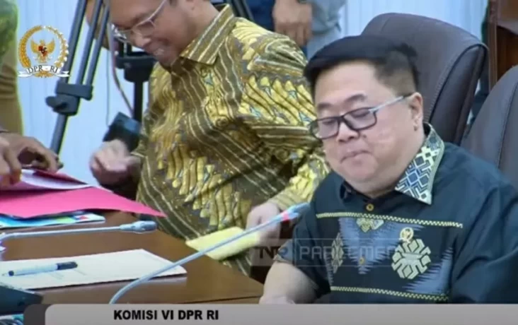 Viral Anggota DPR Terima Amplop Cokelat pada waktu Rapat Bareng Direksi Pertamina, Hal ini Faktanya