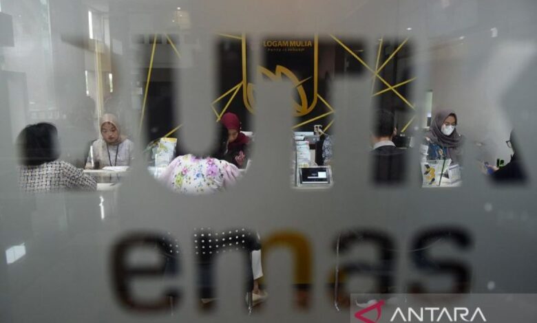 Emas Antam pada Kamis anjlok Rp20.000 bermetamorfosis bermetamorfosis menjadi Rp1,866 jt per gram